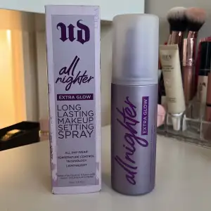 Säljer min urban decay setting spray. Har en annan favorit och därför kommer denna produkt inte till användning. Har bara sprutat max 5 gånger, därmed är flaskan full ❤️köpte för 435:-. Nypris: 250:-