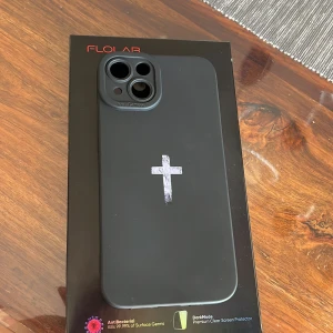 Svart Iphone 13 skal - Helt ny och oanvänd iphone 13 skal med ett motiv. Är jätttefin men hann byta telefon tills jag kunde använda den. Köparen står för frakten 💗