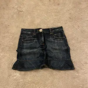 Säljer denna jätte gulliga jeans kjol med volang. Köpt vintage säljer för 190 storlek S!