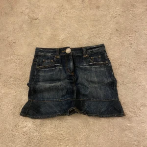 Volang jeans kjol - Säljer denna jätte gulliga jeans kjol med volang. Köpt vintage säljer för 190 storlek S!
