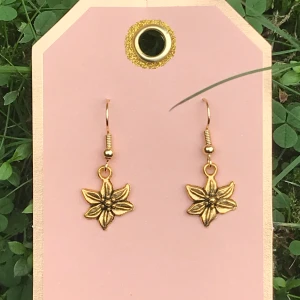 Blommor örhängen  - Vackra guldörhängen🌸🌸finns en massa liknande på min profil:🐞🦋🧚⭐️
