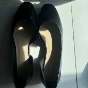 Ballerinaskor - Säljer ett par extremt fina skor, som endast testats inomhus! Skorna är eleganta och kan användas närsomhelst. Nypris=349, köpta hos Graceland. Pris går att diskuteras