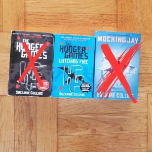 Böcker: The Hunger Games + Nicholas Sparks  - Böcker på engelska. 20kr/st eller kom med bud.   Hunger Games: 2 pocket & 1 inbunden i använt men läsbart skick! Några skönhetsfel främst på utsidan. Säljer helst serien tillsammans.    Nicholas Sparks: 5 pocket & 1 inbunden i använt fint skick. 