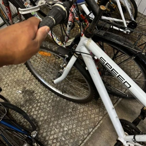 Begagnad Cykel till Salu – Perfekt för Pendling och Fritid! - Säljer nu min cykel i synlig använd men toppenskick. Perfekt för både stadskörning och längre utflykter. Perfekt cykel för dig som vill ha ett prisvärt och pålitligt transportmedel! Priset är 299kr, men vid snabb affär kan vi diskutera priset.