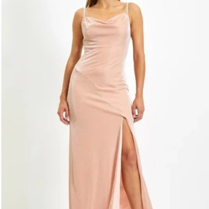 Balklänning - Säljer en oanvänd superfin balklänning från Trendyol, köpt på Zalando. Har lapparna kvar då den bara är provad men passade inte! 