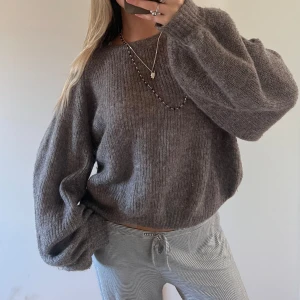 Stickad tröja  - Mysig ull/mohair tröja från Weekday i storlek L, ballongärmar 🩶🫧