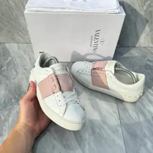 Valentino Open sneakers | Jättefint skick | Sitter 0,5 storlek större | Nypris: 6499 kr | Ingår: Valentino kort | Frakt spårbart via Postnord eller Instabox, där köparen betalar | Tveka inte att höra av dig vid frågor📩