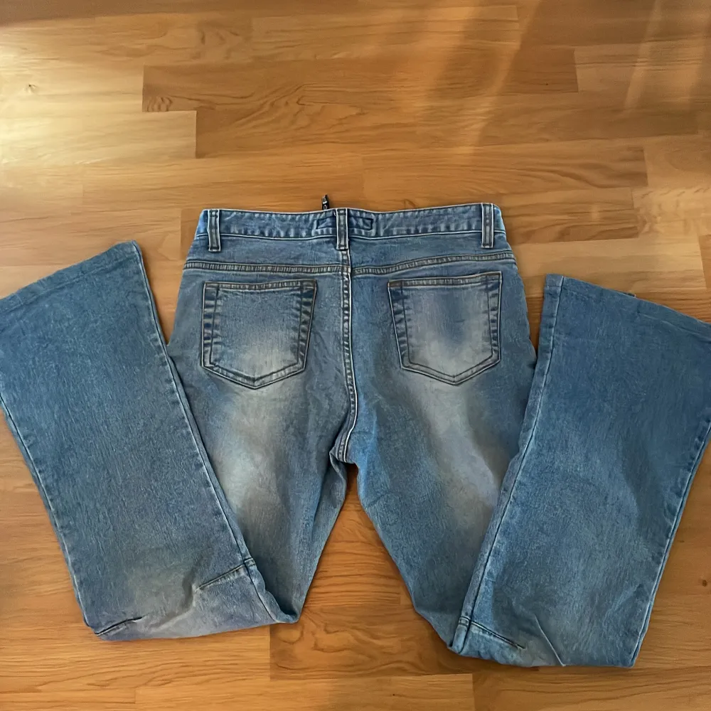 Midrise ljusblå bootcut jeans i storlek 28. Det är en lite kortare modell. Priset kan diskuteras. Jeans & Byxor.