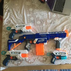 Nerf  - Några Nerf som jag har haft länge hemma som inte kom till nån användning. 4st. Om du vill ha skott också är det +200kr. 45st skott till Nerf  