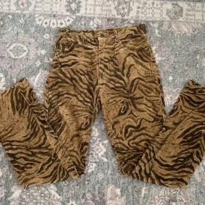 Tigermönstrade byxor  - Säljer dessa högmidjade tigermönstrade manchester byxorna som jag köpt second hand. De är i fint skick och aldrig använda av mig. Hör av dig om du har några frågor! 🍂 pris kan diskuteras på alla annonser 😚