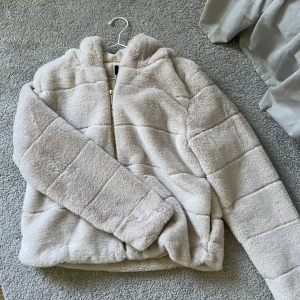 beige fluffig höstjacka  - säljer du denna mysiga höstjackan 😊 den är i storlek L men skulle själv säga att den sitter som en S/M! 