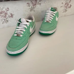 Air force 1 gröna - Skick 7-8 av 10 storlek 40,5