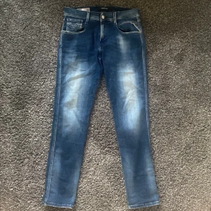 Replay anbass jeans - Säljer mina feta anbass jeans med sjukt fet fade| passar dig mellan 170-178 | inga defeter (skick9/10) | fraktas 📦inom 24 h | pris kan diskuteras |
