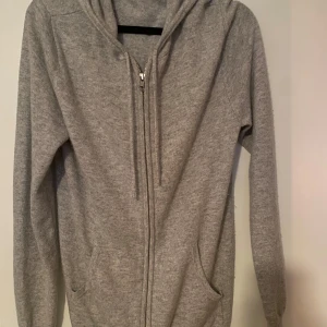 John Henric 100% Kashmir Zip - Super efterfrågad kashmir zip från john henric i färgen ljusgrå, skicket är 8/10 väldigt sparsamt använd.  Nypris: 2499 Mitt pris: 1299 Pris är diskuterbart tveka inte på att höra av dig