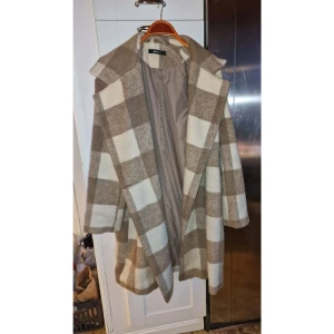 Vinterkappa  - En vit/beige vinterkappa i storlek M. Den är väldigt varm och skön. Har endast använts ett fåtal gånger förr förra vintern, sen har den bara hängt i garderoben, så den är i väldigt bra skick. Den håller värmen bra och är rejäl. Köpt för 900 kr