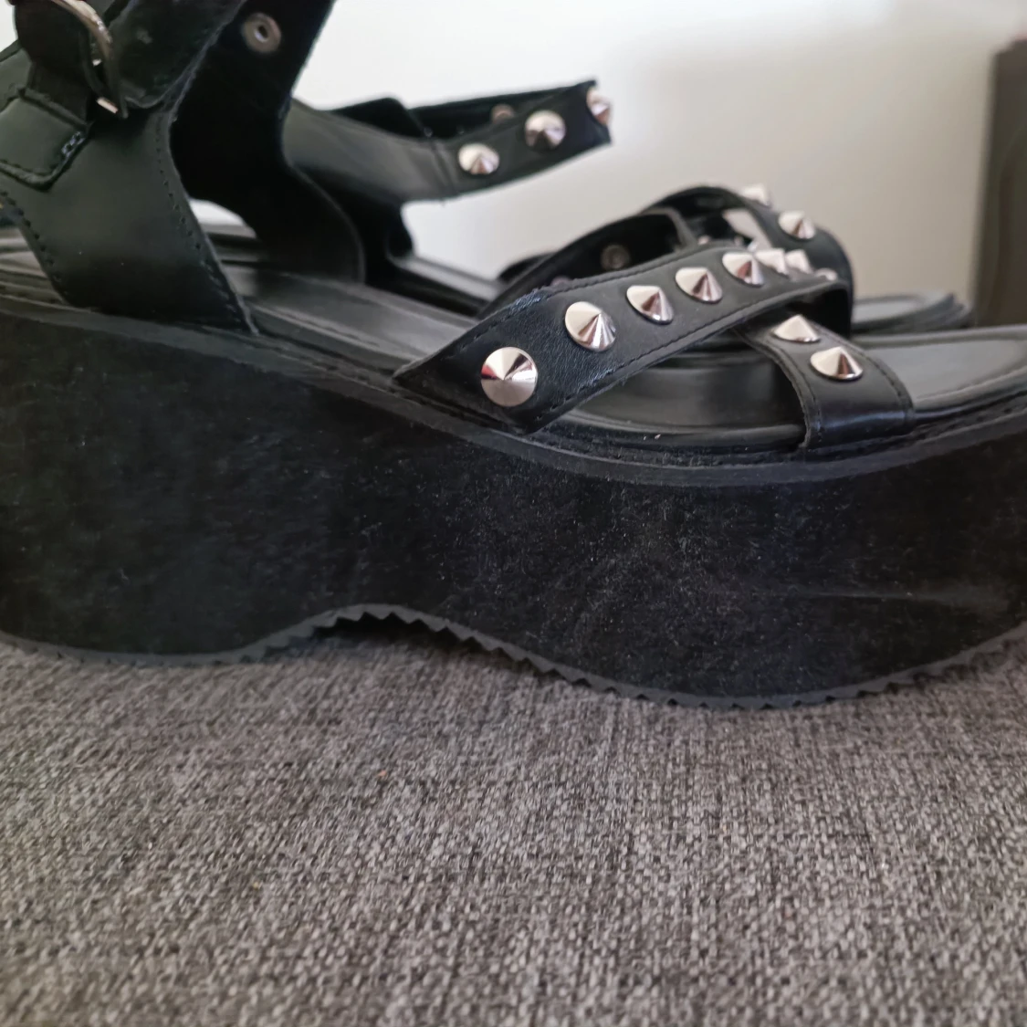 Svarta sandaler med nitar - 90