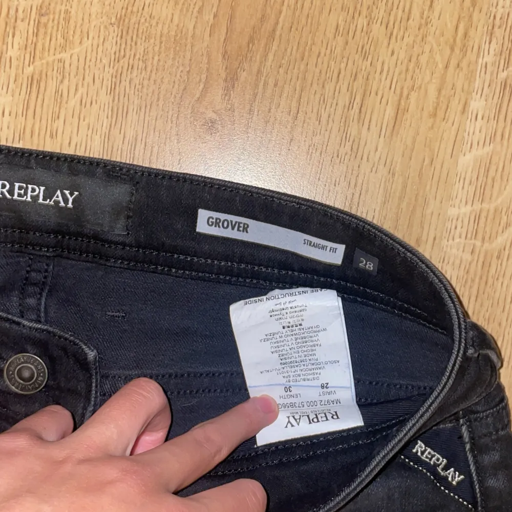 Säljer två par replay jeans i olika str ett par i str w28 l30 och ett par o w29 l32. Ett par är helt oanvänt medans ett är använd 1 gång, båda ser likadana ut bara str som skiljer. Säljer för 800kr st pris inte hugget i sten. Jeans & Byxor.