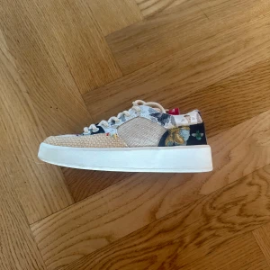 Desigual skor - Snygga Desigual skor som passar till nästan allt! (Inte dem bästa bilderna!!) Väldigt snygga och unika mönster🥰 storlek 36