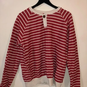 Röd-vitrandig tjocktröja - Bra skick, stickad tröja med ett tyg på insidan. Köpt second hand. 