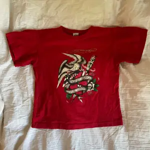 Röd babytee från Ed Hardy!