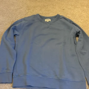 Hartford tröja - Skitsnygg Hartford tröja! Köpt för kanske 1500 men säljer för 200kr då jag ska flytta och behöver bli av med den. Priset går att diskutera! Inga defekter eller skador!