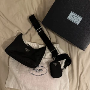 Prada Re-Edition 2005 Re-Nylon bag - Nypris 20 000 kr. Köpt för några år sen i Prada butiken i Stockholm. Fint skick, kartong, papper, dustbag följer med. Möts upp i Stockholm 