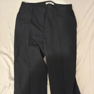Kostymbyxor - Kostymbyxor med slits på båda sidor från NAKD, storlek 40. Använd en gång och är som nya + spårbarsfrakt 65 kr