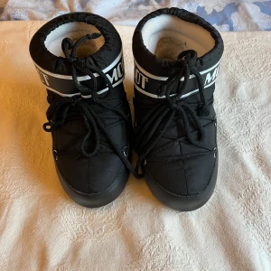 Moonboots  - Knappt använda  Storlek 36-38 Super bra skick, nästan som nya  Kostar över 2000 kr nya 