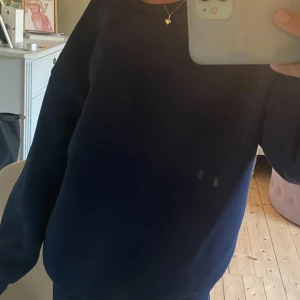 Jättesöt mörkblå tjocktröja  - I jättebra skick med fint mönster där bak. Pris kan diskuteras vid snabb affär 🩷