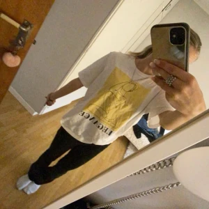 Cool t-shirt  - Säljer nu en t-shirt i storlek s från only då jag inte andvänder den 💕 knappt använd  så fint skick,inga defekter💕 passar mig  som oftast har xs-xxs 💕Pris kan diskuteras vid snabb affär 💕🥰