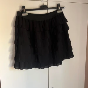 Volang kjol - Säljer denna snygga volang kjol, köp gärna med köp nu❤️