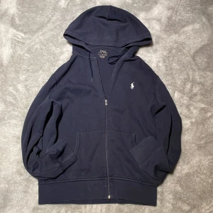 Polo Ralph Lauren Zip Hoodie - Köpt på NK för ett bra tag sedan. Skonsamt använd och ej några defekter. I princip som en ny. Köpt för ca 1799.