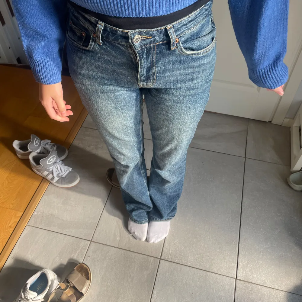 Säljer mina Gina Tricot ganska bootcut jeans storlek 34 eftersom de ej passar❤️ . Jeans & Byxor.