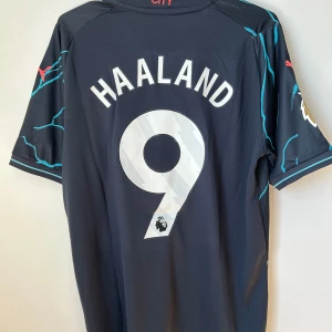 Man City Haaland  - Oanvänd Manchester City Tredje tröja år 2023/24 i storlek M  Namn på tröjan är Haaland och nummer 9