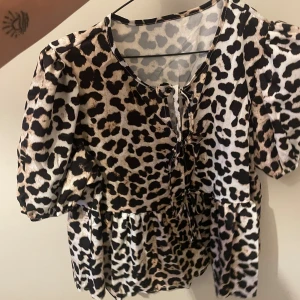 Topp - Säljer denna trendiga leopard topp, strl L! Helt ny, köpt på Shein 