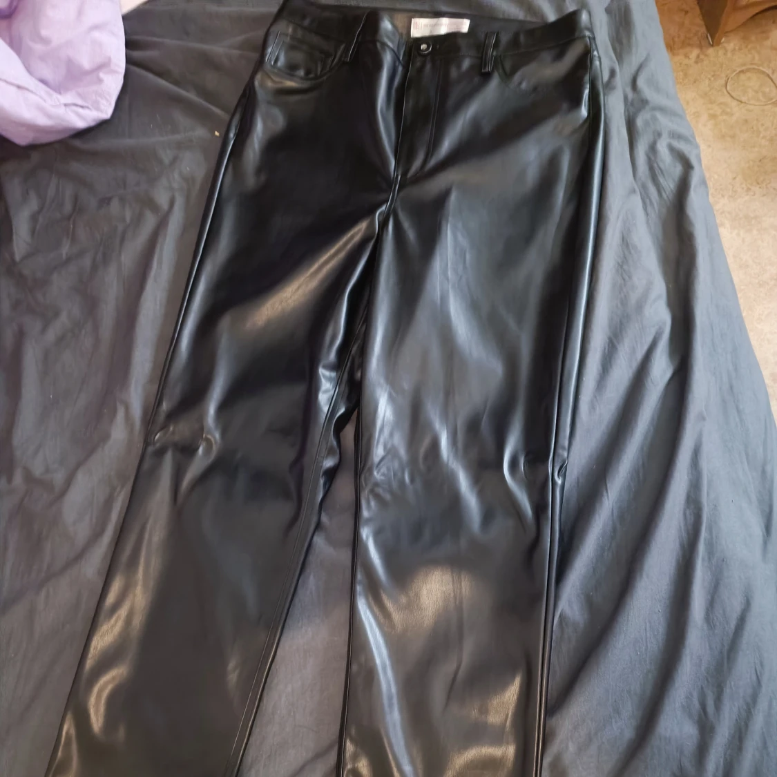 Svarta byxor i syntet från No Boundaries