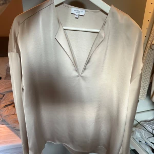 Blus - Super fin blus som tyvärr inte kommit till användning 