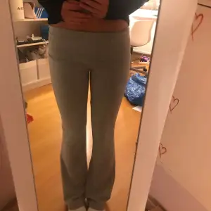 Jag säljer ett par gråa yogo pants från Gina tricot i storlek xs i ett fint skick, dem är använda några gånger men dem ser som nya ut❤️