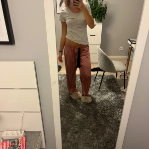Rosa mjukisbyxor med spetsdetalj - rosa pyjamasbyxor, aldrig använda!!!