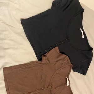 Croppade t-shirts 2-pack - 2 croppade t-shirts som är ribbade. I nyskick. OBS! Båda för 50 kr