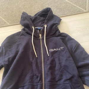 marinblå gant luv tröja med zip - jättefin äkta gant huv tröja med zipper! 