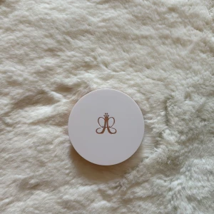 Glow Seeker Highlighter i nyansen Sun Voi - Säljer en superfin Glow Seeker Highlighter från Anastasia Beverly Hills i nyansen Sun I. Den kommer i en elegant vit dosa med en spegel inuti, perfekt för touch-ups när du är på språng. Highlightern har en vacker guldig ton som ger en strålande glöd 