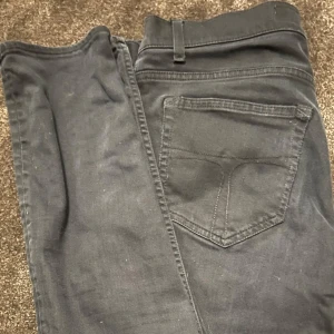 Svarta tiger of sweden jeans - Säljer ett par svarta tiger of sweden jeans i bra skick. De har en slim passform och är W28. Perfekta för både vardag och fest! 