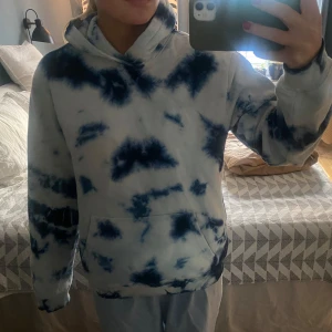 Tie-dye Hoodie - Tie-dye hoodie från HM, storlek 170. Jag på bilden är 166. Endast använd några fåtal gånger
