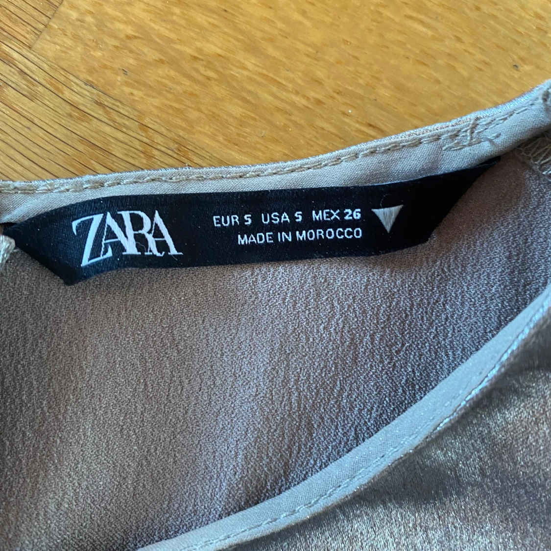 Guldig fest topp - 91