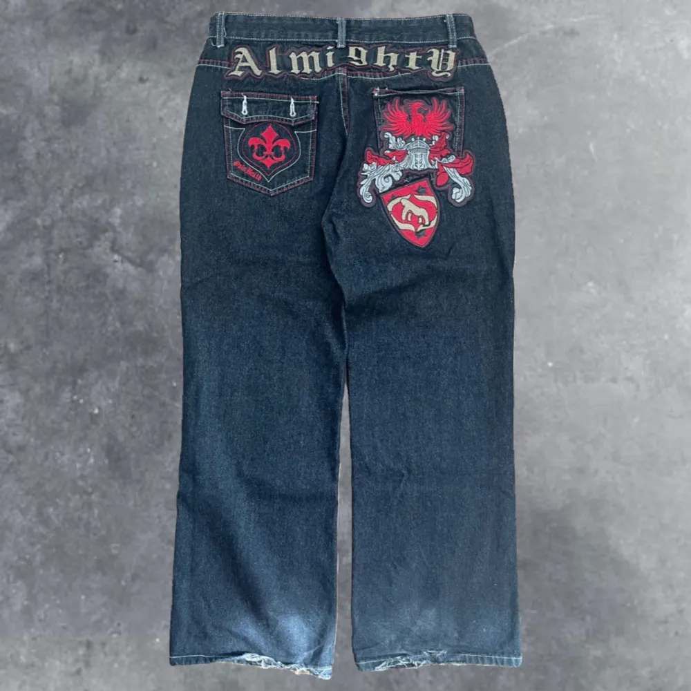 Helt sjuka Almighty jeans💯 sitter baggy straight eller nästan lite baggy bootcut. Midja: 43cm Full längd: 106 cm benöppning: 28cm😋 lämna gärna bud🙏 . Jeans & Byxor.