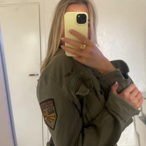 Jacka - Jättesnygg jacka jag köpte på JC för några år sen💘 i fint skick då jag knappt använt den senaste året