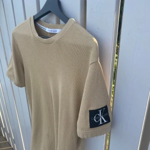 Calvin Klein T-shirt  - Tjena! Säljer denna Calvin Klein T-shirt för  jag inte använder den längre. Den är i toppskick och väl omhändertagen  Pris kan diskuteras! 