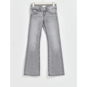 Gina young jeans - Gina young jeans utan skador och jätte fin i stl 158 men passar bra xxs/xs och är 160cm passar perfekt längden säljer pga använder inte jeans längre 