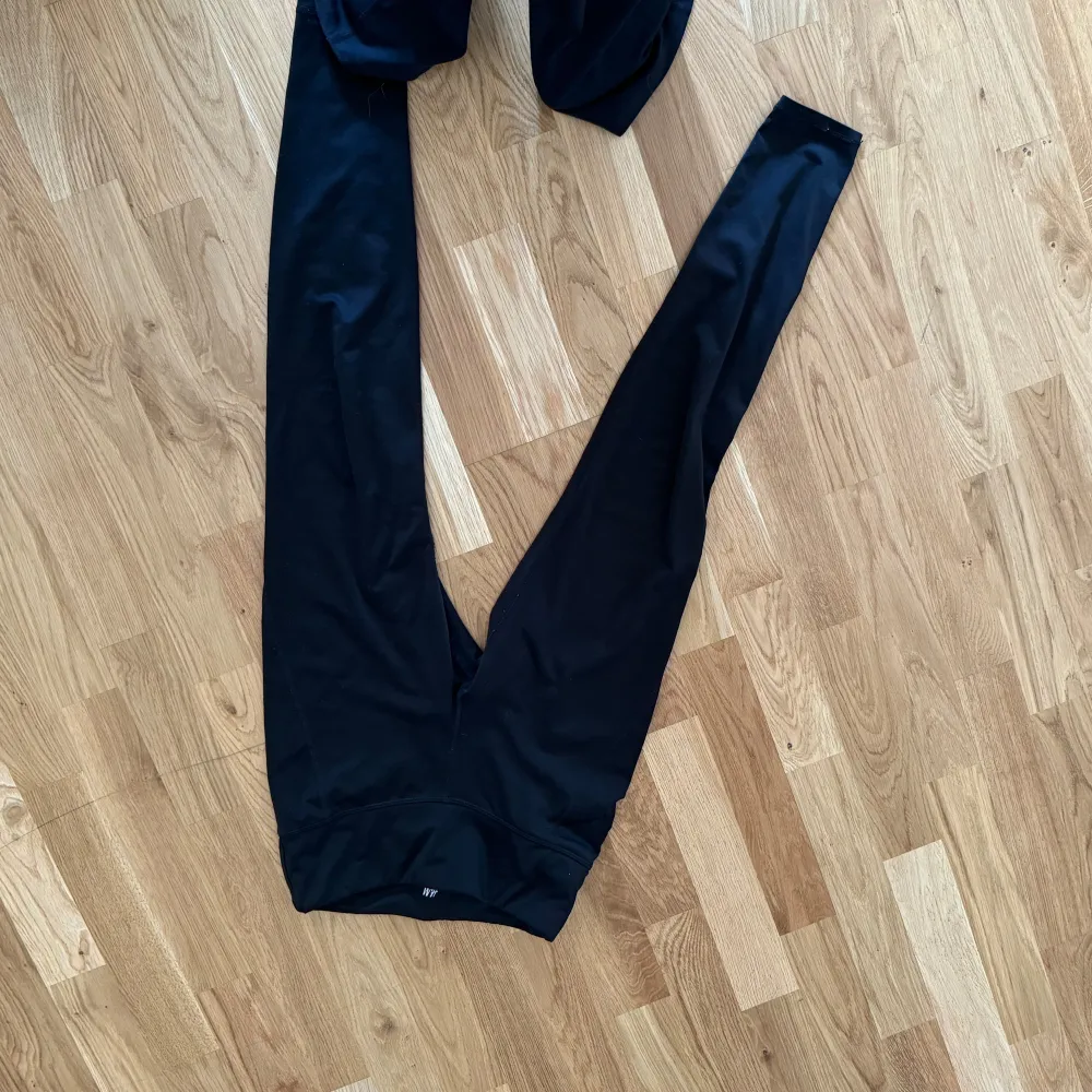 Säljer ett par svarta leggings från H&M Sport. De är perfekta för träning och har en tight passform som sitter skönt mot kroppen. Materialet är stretchigt och andas bra, vilket gör dem idealiska för intensiva träningspass. Passar perfekt för dig som vill ha bekväma och funktionella träningskläder.. Jeans & Byxor.